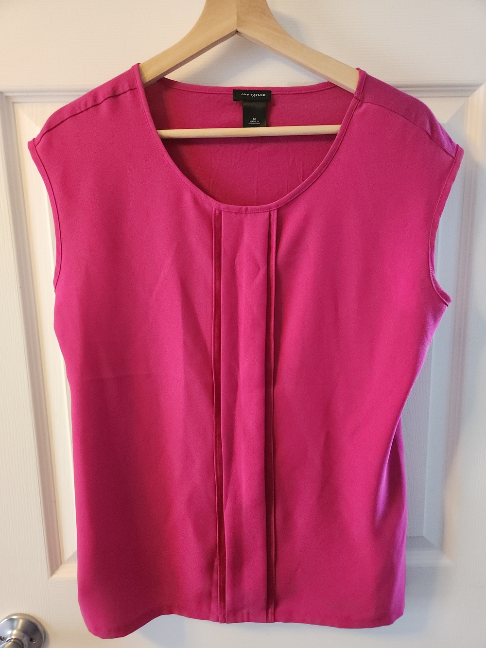 Ann Taylor Sleeveless Pleat-Front Shell Top in Fuchsia
